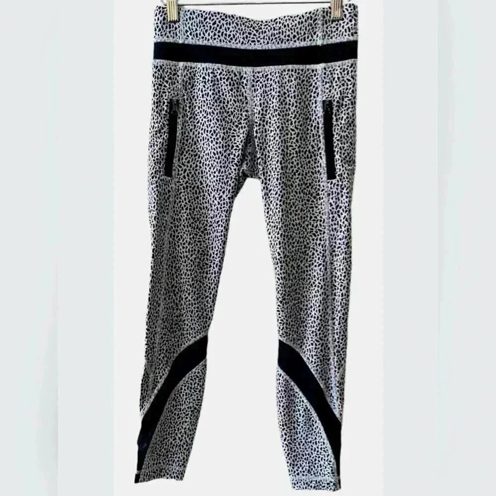 Lululemon Inspire Tight II Miss Mosaic  White / Black Yoga Leggings size US 6